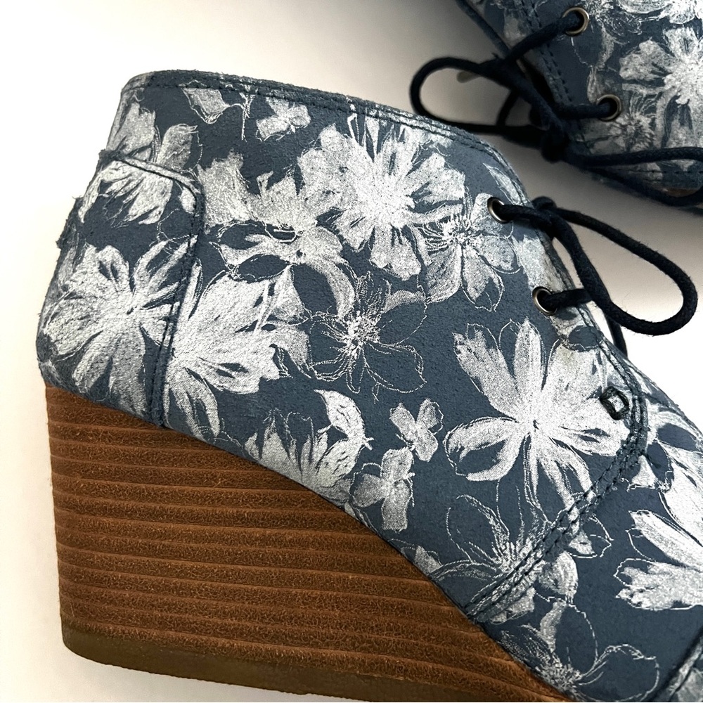 TOMS Wedge Heels Booties Blue and White Floral Shoes 10 - Picture 4 of 9